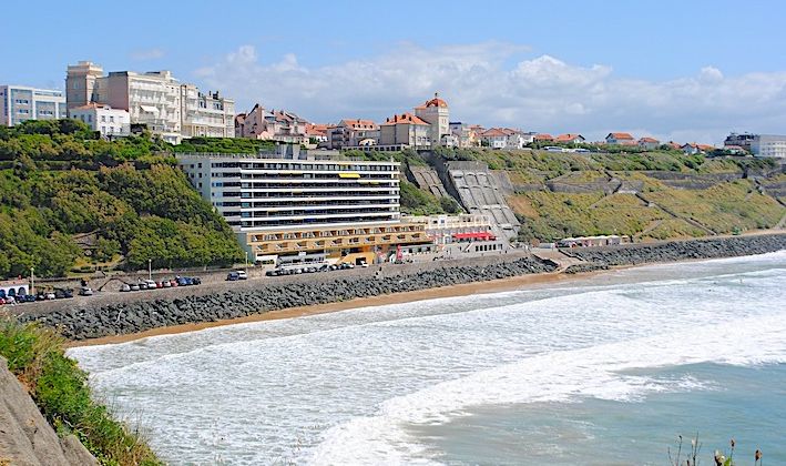 RÉSIDENCES SECONDAIRES - Action coup de poing à Biarritz